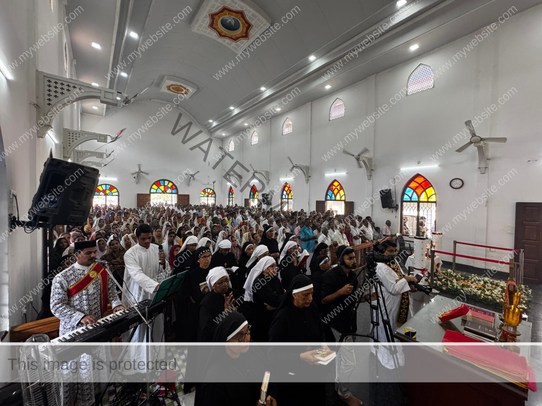 ജനനിബിഡമായി സെന്റ് അത്തനേഷ്യസ് കത്തീഡ്രൽ; വിശ്വാസി ഹൃദയം കീഴടക്കിയ വേറൊരു മഹാപുരോഹിതൻ ഇതുപോലെ ഇല്ലെന്ന് വീണ്ടും തെളിയിച്ച് ജനസഞ്ചയം