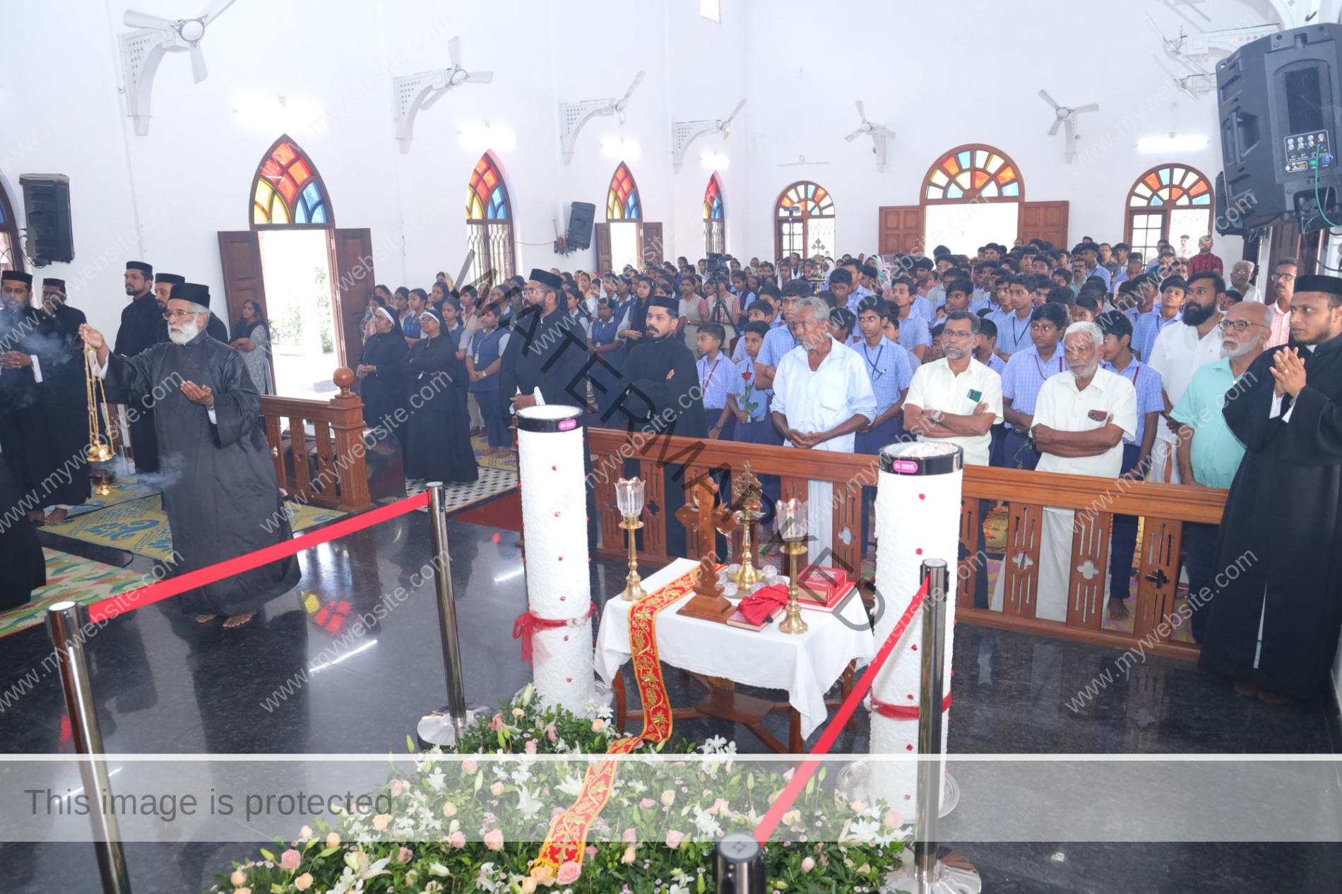 കുട്ടികളെ എന്നും ചേർത്തു പിടിച്ചിരുന്ന തങ്ങളുടെ സ്നേഹ പിതാവിന്റെ കബറിങ്കൽ പുഷ്പങ്ങളുമായി കുട്ടികളെത്തി