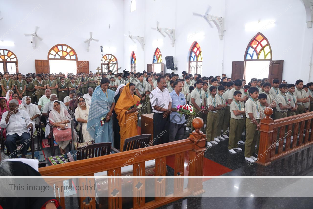 ശിശുദിനത്തിൽ ആഘോഷങ്ങളില്ലാതെ ഓമന ആബൂന് സ്‌നേഹ പൂക്കളുമായി കുട്ടികൾ